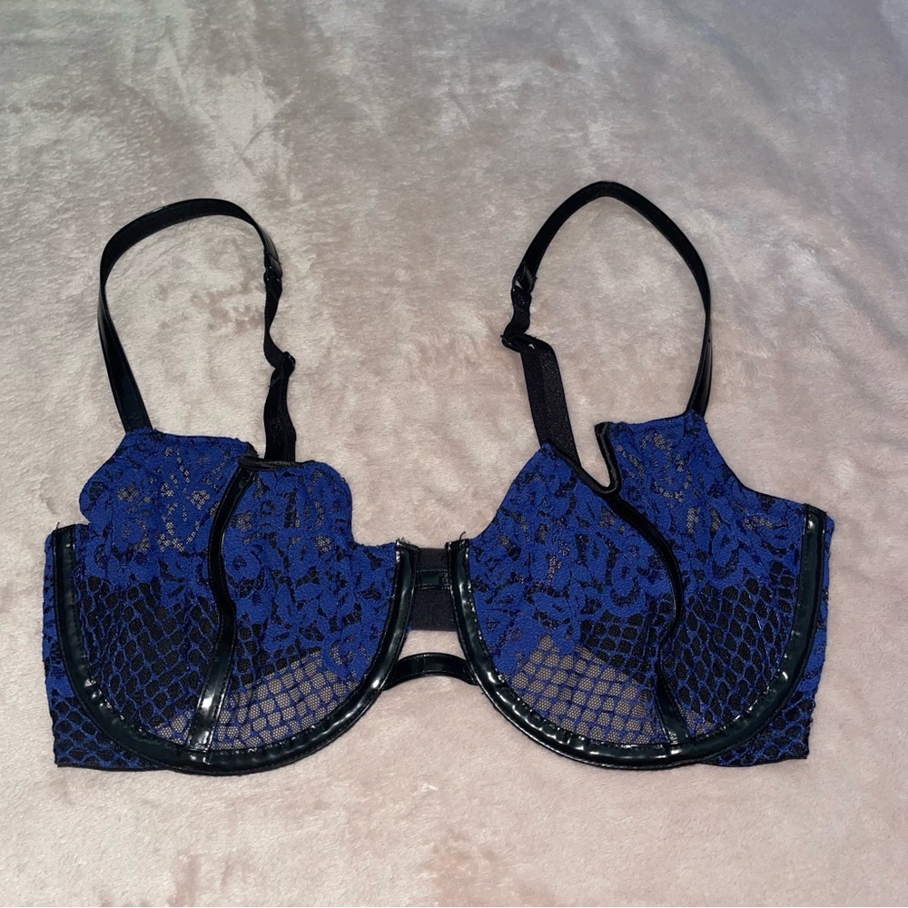 Victoria’s Secret very sexy lace bra size 34DD